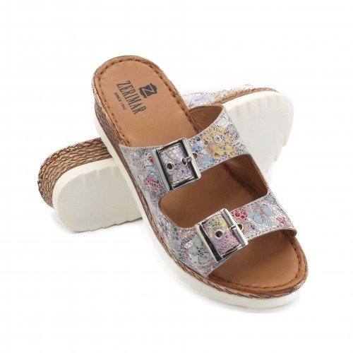 NONE modelo sandálias com...