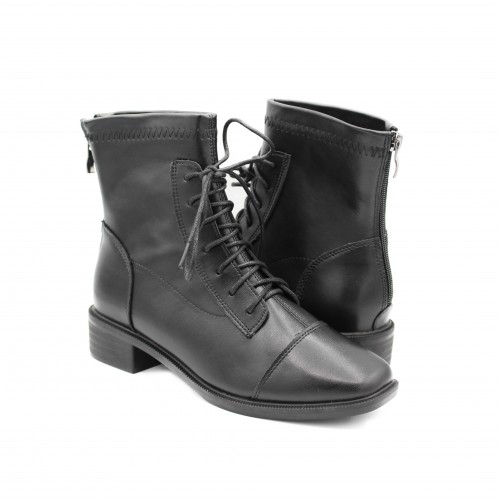 Botas com cadarço e bico...