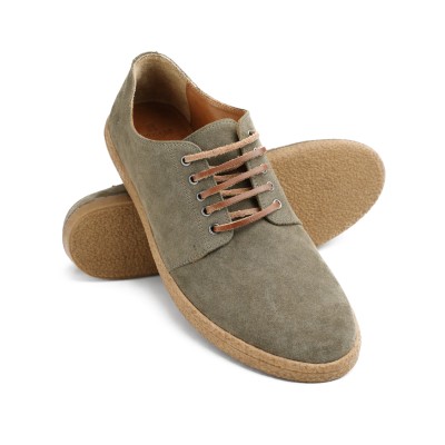 Tênis de couro com cadarços...